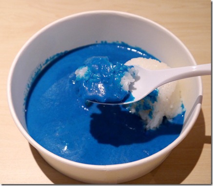 [原宿]ニコニコ本社のカフェには青いカレーがあるらしい　その名も「食欲減退ブルーカレー」